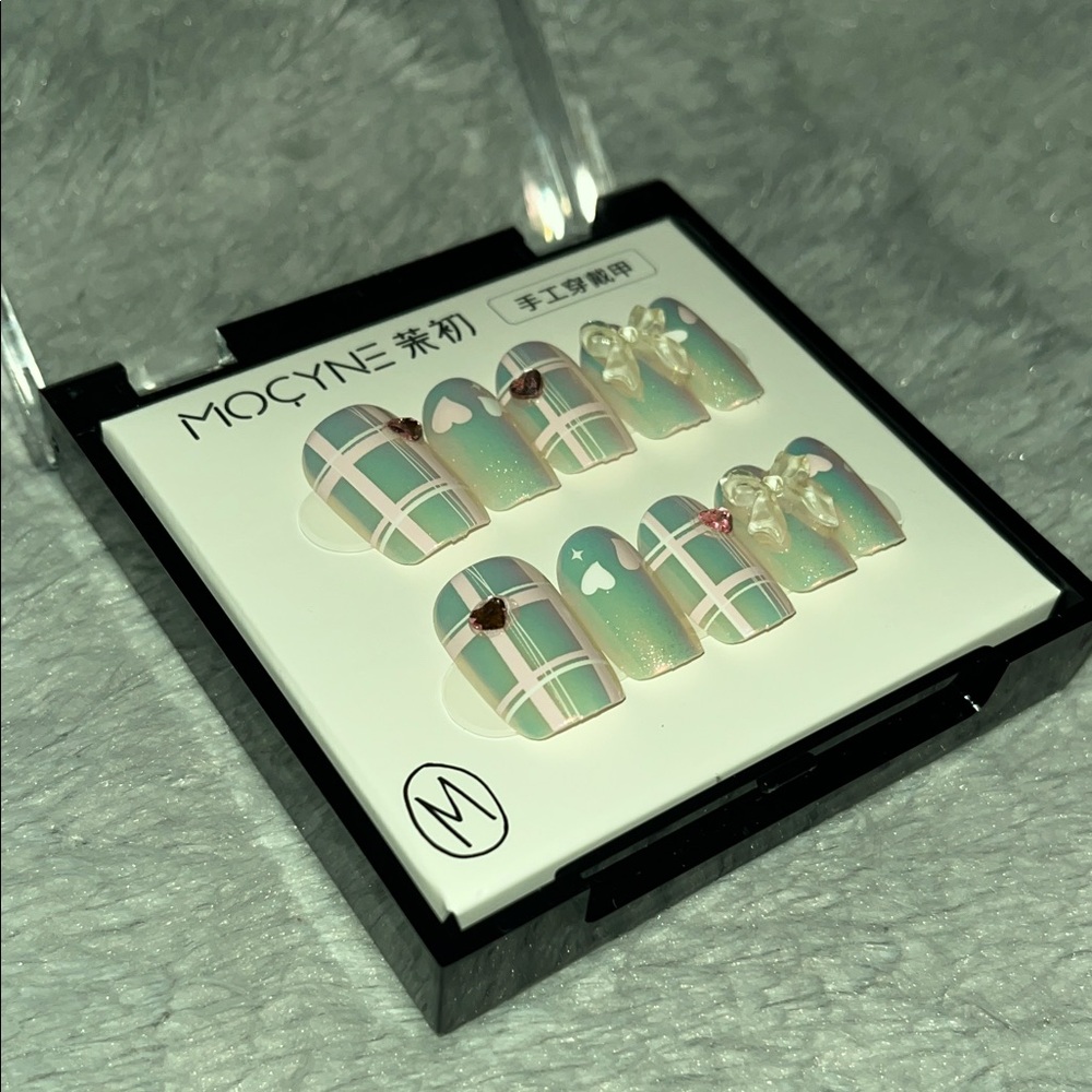 Iridescent Peach-Green Ombre Press-On Nail Set with Gems - MOCYNE